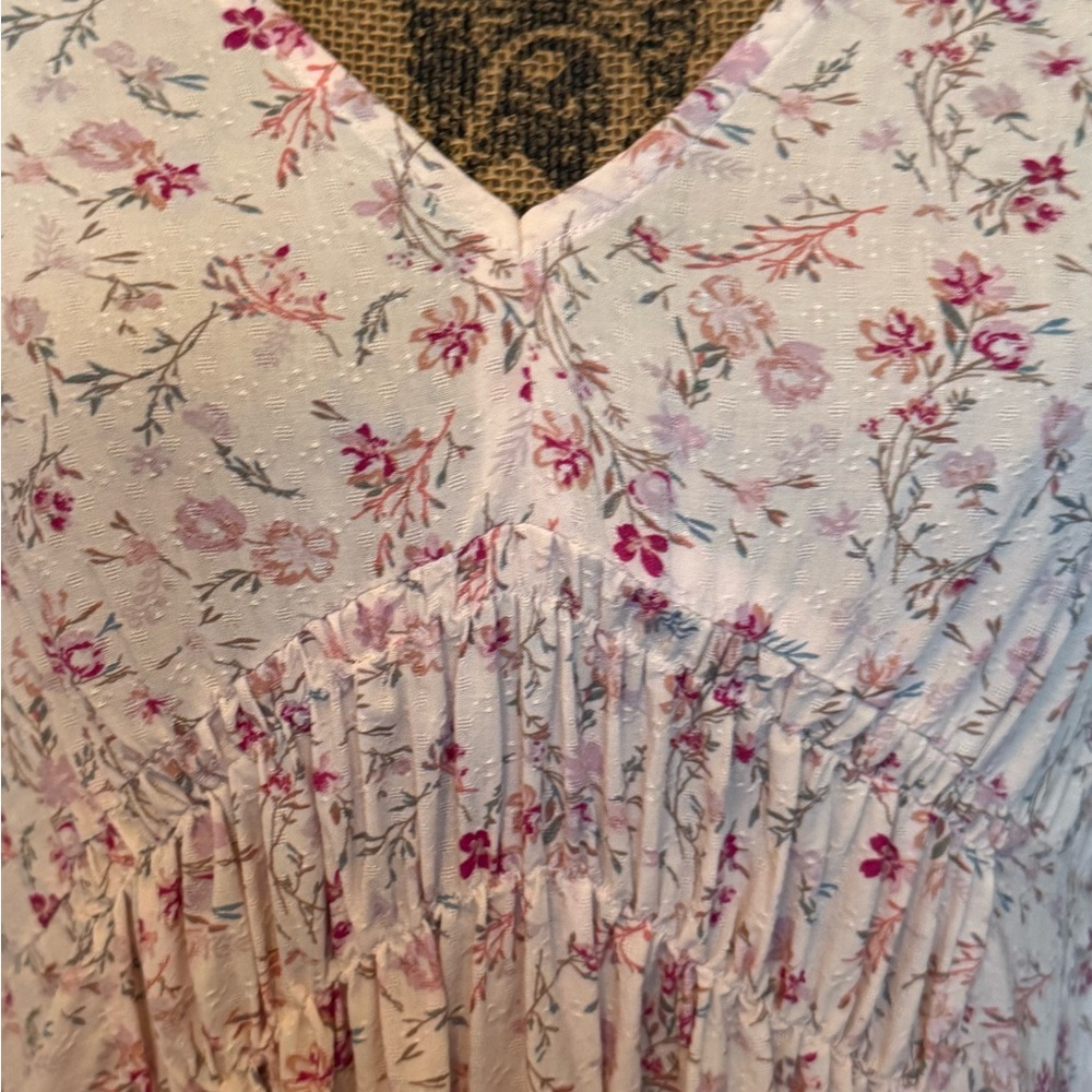 Lucky Brand v-neck floral top - Picture 2 of 9